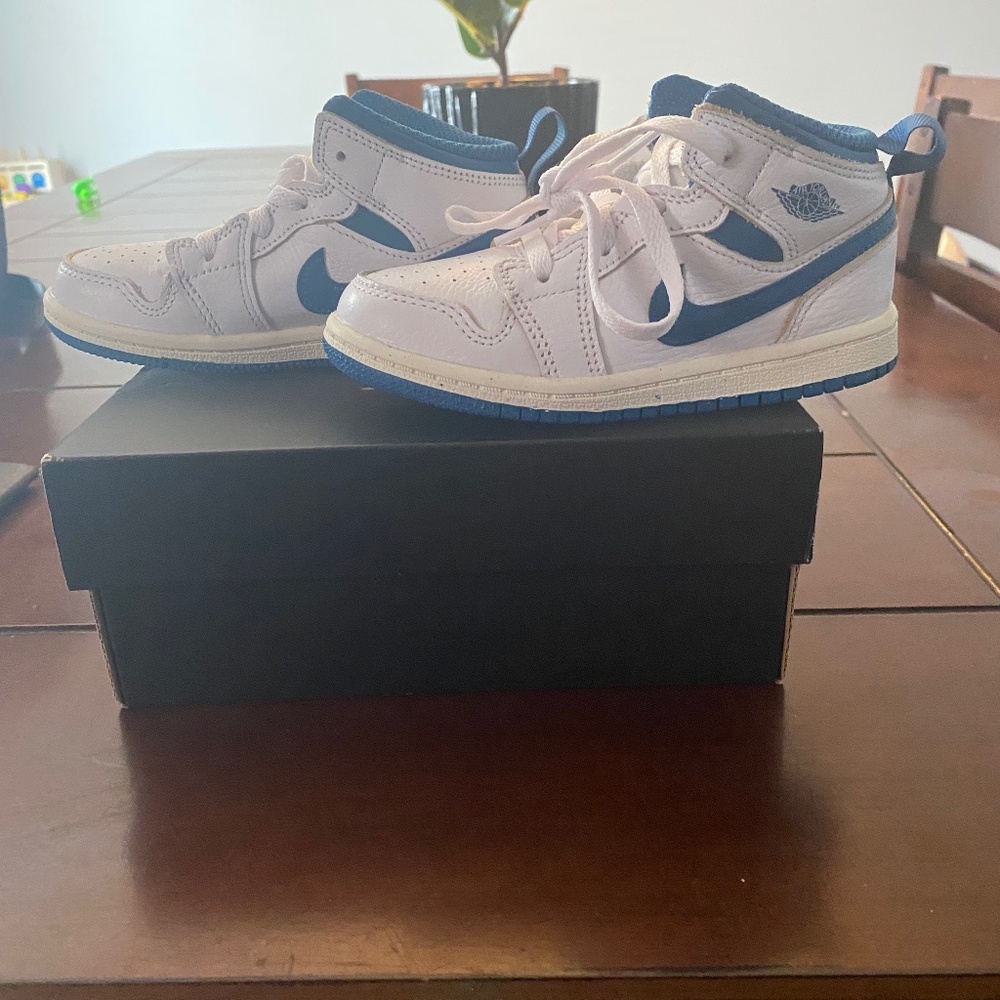 Toddler Nike Jordan 1 mid size 9c